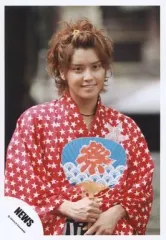 【中古】生写真(ジャニーズ) NEWS/手越祐也/上半身・星柄の浴衣赤・右手団扇・目線右/公式生写真