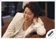 【中古】生写真(ジャニーズ) 嵐/大野智/横型・座り・左腕肘掛上・衣装白・イス赤/公式生写真