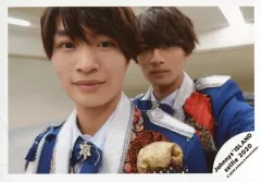 【中古】生写真(ジャニーズ) 美 少年/那須雄登・浮所飛貴/横型・バストアップ・衣装青・白・赤・両手下・左向き・口閉じ/Johnnys’ ISLAND セルフィー 2020/公式生写真