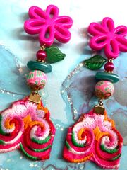 パッションピンクのお花のフラダンスピアス