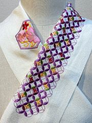 半襟①　在庫限り！特価　 縮緬地 刺繍　素敵な刺繍の半襟　白地　新品未使用
