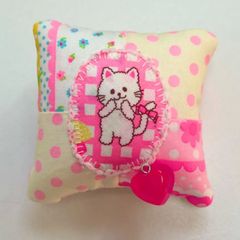 ハンドメイド　パッチde針山　ネオンなニャンコ　チャーム付き　パッチワーク　針山　ピンクッション　ネコ　ネオンカラー