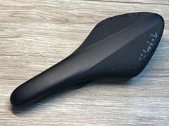 JC565 フィジーク fizik アリオネ ARIONE R1 REGULAR サドル BRAIDED カーボンレール RECマウント付属