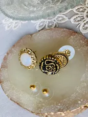 【ピアス】アシンメトリー　アンティーク　ボタン【ブラウン系】