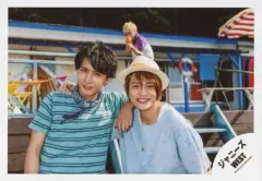 【中古】生写真(ジャニーズ) ジャニーズWEST/藤井流星・中間淳太/横型・上半身・衣装青ボーダー柄・水色・帽子・肩組み・後ろに神山・水鉄砲構え/『人生は素晴らしい』PV＆ジャケ写撮影/公式生写真