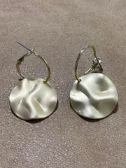 訳あり新品円型両耳用ピアス 波状テクスチャハンドメイドイヤリングゴールド送料無料