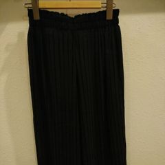 黒いプリーツパンツ