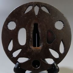刀　鍔　④ 骨董　古美術 鍔 【 鉄地 三枚笹雪輪小透鍔 】(鍔箱付き) 日本刀 刀装具 鐔