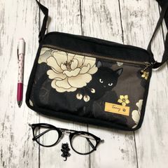 猫柄ミニショルダーバッグ 横型 黒猫と牡丹 ダークブラウン&ブラック ファスナーポケット ハンドメイド メンズ レディース ボディバッグ ポシェット