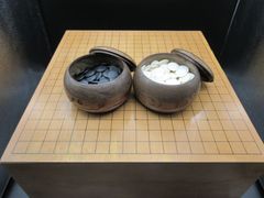 国産 高級 囲碁盤 6寸 榧 ヘソ 脚付き 碁石 蛤 那智黒 付き - メルカリ