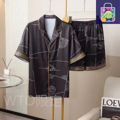これは Versace（ヴェルサーチ）のクラシックなヘッドデザインを備えたハイエンドな新作のメンズパジャマセット（ショートパンツとショートスリーブ）です。輸入のシルクサテン生地を使用しており、内側には包み縁が施されています-WTO輸入1