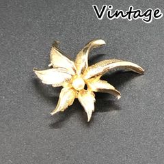 ビンテージ　ブローチ　モダンデザイン！　ゴールド　花　パールクラシカル　ヴィンテージ　バッジ　ピンバッチ　レトロ　　( AKS159 )