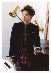 【中古】生写真(ジャニーズ) 嵐/大野智/膝上・衣装黒・ズボン赤黒チェック・左手机・目線左/公式生写真