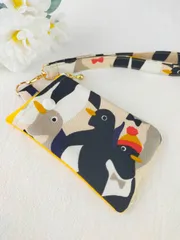ニット帽ペンギンのポップなミニポーチ ハンドメイド 鳥　ペンギン　ポーチ　メイクポーチ　定期入れ　カードケース　小銭入れ　 北欧
