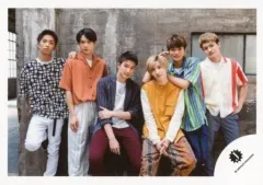 【中古】生写真(ジャニーズ) SixTONES/集合(6人)/横型・膝上・衣装白・黒・オレンジ・黄・緑・茶・赤・青・ジェシー京本座り/18秋 SixTONES・Snow Man「少年たち そして、それから…」グッズ撮影オフショット/公式生写真