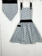 薄いグレーのお洒落なハンドメイド子供エプロンと三角巾のセット