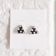 【再販】No.353　レジン　三角　黒　背景　白　ドット　透明感　ピアス　イヤリング