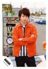 【中古】生写真(ジャニーズ) 嵐/櫻井翔/膝上・衣装オレンジ白黒・腕組み・体正面/「青空の下、キミのとなり」PV＆ジャケ/公式生写真