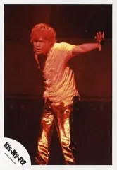 【中古】生写真(ジャニーズ) Kis-My-Ft2/千賀健永/ライブフォト・膝上・衣装白金・左手パー・背景赤黒/公式生写真