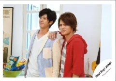 【中古】生写真(ジャニーズ) Hey! Say! JUMP/中島裕翔・岡本圭人/横型・上半身・衣装白・青・赤・ボーダー柄・岡本右手肩・目線左/Hey! Say! JUMP LIVE TOUR「smart」 パンフレット＆グッズ撮影オフショット/公式生写真