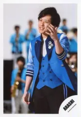 【中古】生写真(ジャニーズ) 嵐/二宮和也/膝上・衣装青紺・左手前に出す/シングル「夏疾風」MV＆ジャケ写撮影オフショット/公式生写真