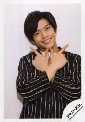 【中古】生写真(ジャニーズ) 7 MEN 侍/菅田琳寧/上半身・衣装黒・白・ストライプ柄・両手交差・指2本立て・首傾げ・笑顔・背景白/「ジャニーズJr.8・8祭り～東京ドームから始まる～」グッズオフショット/公式生写真