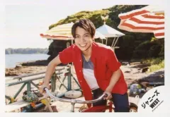 【中古】生写真(ジャニーズ) ジャニーズWEST/重岡大毅/横型・シャツ赤・インナーグレー白・両手ハンドル・自転車乗り・笑顔・背景野外・海/『人生は素晴らしい』PV＆ジャケ写撮影/公式生写真