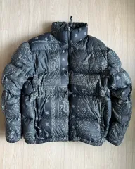 thisisneverthat ダウン　ジャケット　確実正規品　バンダナ柄 thisisneverthat - 美品【ディスイズネバーザット】ペイズリー