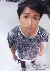 【中古】生写真(ジャニーズ) 嵐/大野智/全身・衣装黒・白・上見上げ・右手にカメラ・背景白/「ARASHI LIVE TOUR 2014 THE DIGITALIAN」超オリジナルフォトセット