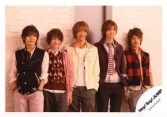 【中古】生写真(ジャニーズ) Hey! Say! JUMP/集合(5人)/横型・膝上・衣装黒.赤.茶色.黄色・真ん中八乙女/Hey! Say! JUMP ASIA FIRST TOUR 2012 パンフレット オフショット/公式生写真