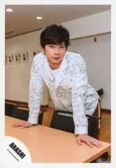 【中古】生写真(ジャニーズ) 嵐/松本潤/膝上・衣装白・ズボン茶・両手テーブル・前のめり・体左向き・顔やや右向き/「Are You Happy?」ジャケ写撮影＆「Don’t You Get It」PV撮影/公式生写真