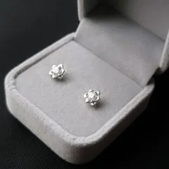 122A【高品質✨】薔薇　バラ　花　1粒ダイヤ　シルバー　ピアス　プラチナ仕上げ