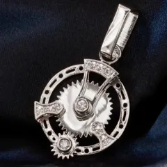 ペンダントトップ メンズ K18WG 18金 ホワイトゴールド ダイヤモンド 歯車 ペンダントヘッド 鑑別書付き【アクセサリーマート/メルカリShops店】