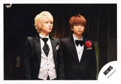 【中古】生写真(ジャニーズ) NEWS/増田貴久・手越祐也/横型・上半身・衣装白黒・体斜め右向き・手越目線右/公式生写真