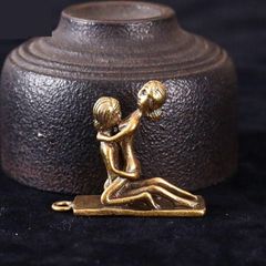 ジョーク キーホルダー 体位 SEX ヌード 男性器 性器 ペニス ちんちん ちんこ 男女 セックス 真鍮 ユニーク 縁起物 子宝 c