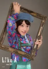 【中古】生写真(男性) 古賀瑠(ペンギン)/膝上・額縁持ち・背景グレー・キャラクターショット/舞台「『Like A』room[003]」ブロマイド Bset