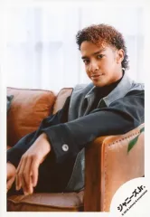 【中古】生写真(ジャニーズ) Aぇ! group/草間リチャード敬太/上半身・座り・衣装グレー・黒・左向き・左手上げ・背景白/Aぇ! group スペシャルフォト/公式生写真