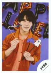 【中古】生写真(ジャニーズ) 少年忍者/黒田光輝/上半身・衣装オレンジ・両手フォトプロップス・お化け・眼鏡・背景紫/Greeting Photo ～Halloween～/公式生写真