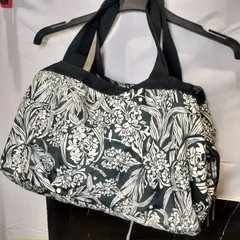 4【美品】レスポートサック LeSportsac ボストンバッグ ショルダーバッグ 花柄 白黒 ツートン 花柄 レディース 軽量 ナイロン マザーズ ポケット 収納 モノクロ 整理 仕切り ハンドバッグ  旅行 トラベル リゾート