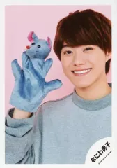 【中古】生写真(ジャニーズ) なにわ男子/大橋和也/バストアップ・衣装グレー・右手ネズミのパペット・笑顔・背景ピンク/Greeting Photo ～ニューイヤーVer.～/公式生写真