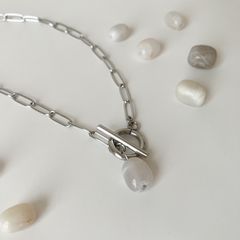 137. 金属アレルギー対応 一粒メノウ(天然石) マンテル ワンポイント シルバーネックレス (ステンレス)