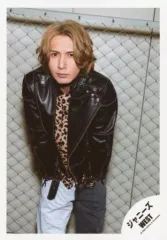 【中古】生写真(ジャニーズ) ジャニーズWEST/藤井流星/膝上・衣装黒・豹柄・屈み・カメラ目線/「ジャニーズWEST LIVE TOUR 2020 W trouble」グッズオフショット/公式生写真