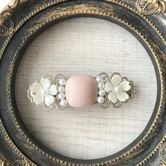 #127　フラワーバレッタ　シルバー透かし＆くすみピンクスクエアカボション　アクリル製　６センチ