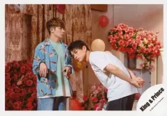 【中古】生写真(ジャニーズ) King ＆ Prince/岸優太・平野紫耀/横型・膝上・衣装青.白・平野両手後ろで重ね・花/アルバム「L＆」MV＆ジャケ写オフショット/公式生写真