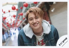 【中古】生写真(STARTO) Aぇ! group/小島健/横型・バストアップ/「Aぇ! group Debut Tour ～世界で1番AぇLIVE～」グッズオフショット/公式生写真