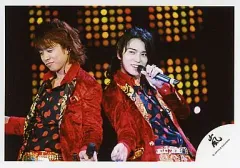 【中古】生写真(ジャニーズ) 嵐/櫻井翔・松本潤/ライブフォト・横型・上半身・衣装赤・背景ドット/公式生写真