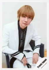 【中古】生写真(ジャニーズ) Travis Japan/中村海人/膝上・座り・衣装白.黒・両手膝上・カメラ目線/「Travis Japan LIVE TOUR 2020 ENTER 1234567」グッズオフショット/公式生写真