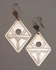 エスニック アフリカン 金銀 盾 矢尻カービング 片耳ピアス トライアングル