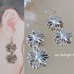 ♡サージカルステンレス アレルギー対応♡ハンドメイド アクセサリー 2連 メタルフラワー 花 シルバー ピアス♡068