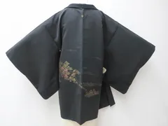 【一輝堂】【着物】黒羽織　絵羽柄　縫い紋　風景文　羽織り紐付　身丈約82cm　裄丈約64cm　25z01-508